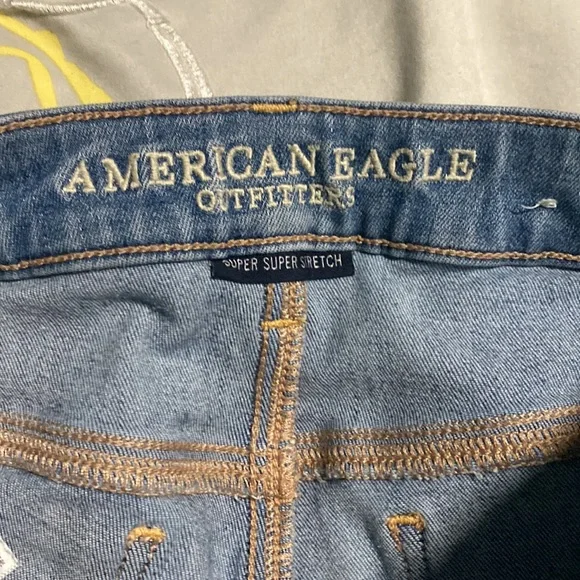 Light wash American Eagle mid-rise jegging - Picture 2 of 6